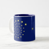 Elegant Stars Spiral op Navy Blue en Monogram Tweekleurige Koffiemok (Voorkant links)