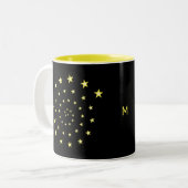 Elegant Stars Spiral op zwart en monogram Tweekleurige Koffiemok (Voorkant links)