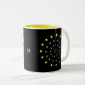 Elegant Stars Spiral op zwart en monogram Tweekleurige Koffiemok (Voorkant rechts)