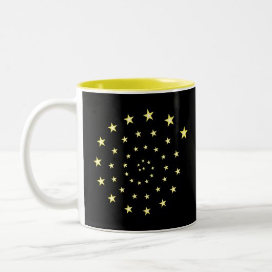 Elegant Stars Spiral op zwart en monogram Tweekleurige Koffiemok (Links)