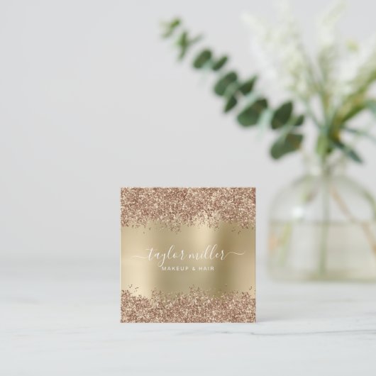 Elegant stijlvol roos goudglitter make-up en haar vierkante visitekaartje (Staand voorkant)