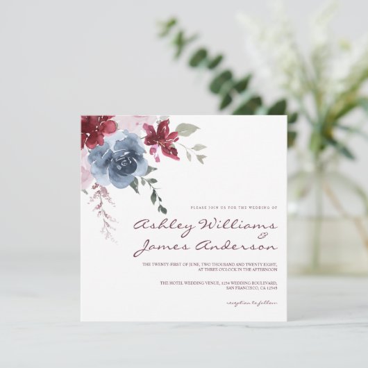 Elegant Stofblauw en Bourgondiër Bloemen Bruiloft Kaart (Staand voorkant)