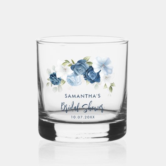 Elegant stoffig blauwe bloemrijke script bruiloft  whisky glas (Voorkant)