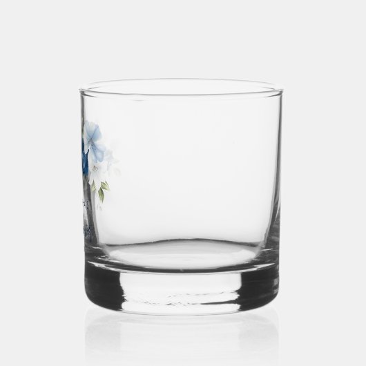 Elegant stoffig blauwe bloemrijke script bruiloft  whisky glas (Links)