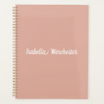 Elegant stoffig roze aangepaste naam tekst jaar mo planner<br><div class="desc">Elegante stoffige roze aangepaste naam tekst,  jaar,  nummer,  initialen,  monogram minimalistisch eenvoudige gepersonaliseerde planner. Aangepaste witte tekst op stoffige roze effen kleur achtergrond.</div>