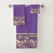 Elegant Stylish Chic Gold Swirls Monogram Violet Bad Handdoek (Insitu)