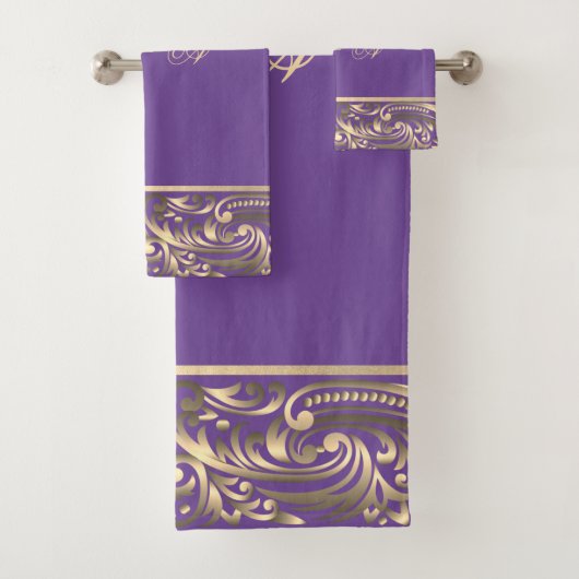 Elegant Stylish Chic Gold Swirls Monogram Violet Bad Handdoek (Insitu)