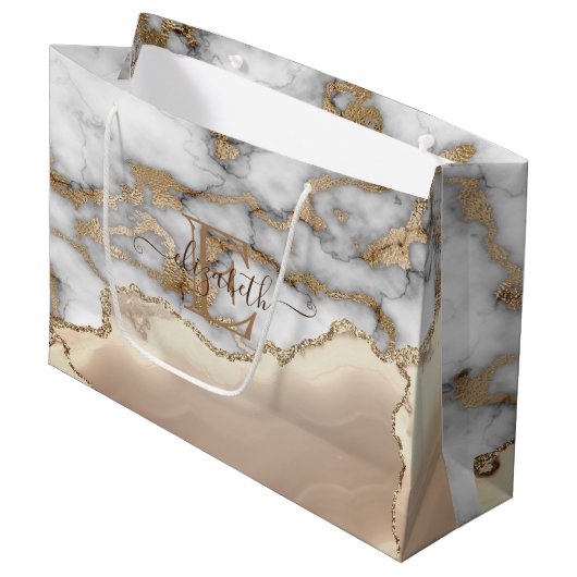 Elegant Stylish Gold Glitter Cream Marble Monogram Groot Cadeauzakje (Voorkant Gekanteld)