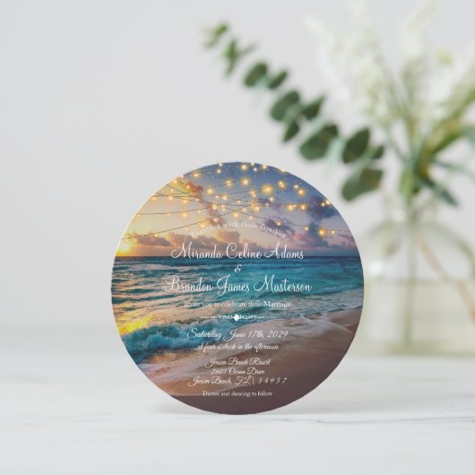 Elegant Summer Sunset Beach String Lights Wedding Kaart (Staand voorkant)