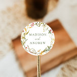 Elegant Summer Wildflower Wreath Wedding Ronde Sticker<br><div class="desc">Elegante wildbloemtrouwstickers met uw namen in groene letters,  omringd door een groenbladerij en bloemen in tinten van goudgeel,  roze en paars. De waterverf wilde stickers zijn perfect voor lente- en zomerbruiloften.</div>