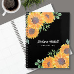 Elegant Sunflower 2023 Planner<br><div class="desc">Deze elegant Planner is gedecoreerd met waterverf zonnebloemen en groene bladeren op een zwarte achtergrond. U kunt het personaliseren door jouw naam toe te voegen en het jaar te veranderen. Gebruik de optie van het Hulpmiddel van het Ontwerp om de tekstgrootte, de stijl, en de kleur te veranderen. Omdat wij...</div>