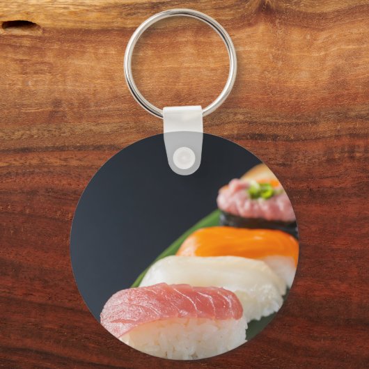 Elegant Sushi Keychain – Nigiri on Bamboo Leaf (Achterkant)