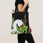 Elegant Swan op zwarte achtergrond Tote Bag (Dichtbij)