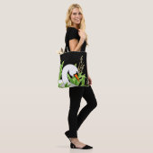 Elegant Swan op zwarte achtergrond Tote Bag (Op model)