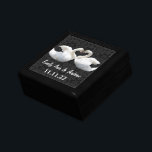 Elegant Swan Tortelduifjes Damask Wedding Jubileum Cadeaudoosje<br><div class="desc">Wedding Black Lacquer Keepomwille Custom Designer Specialized Jewelry Box of Memory Box Elegant Unique Wedding Jubileum kerstcadeaus of Valentijnsdag cadeaus</div>