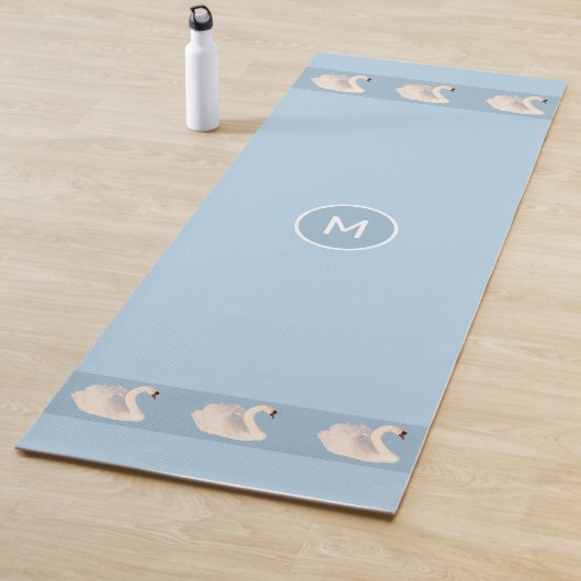 Elegant Swans & Monogram op lichtblauw Yogamat (In situ)