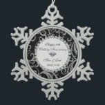 Elegant Swirls Diamonds 10th Wedding Jubileum Tin Sneeuwvlok Ornament<br><div class="desc">Elegant Silver zwaait de 10e trouwdag versiering.</div>