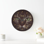 Elegant tabby cat and golden stippen grote klok (Huis)