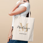 Elegant Tan Black Custom Wedding Bridesmaid Name Tote Bag<br><div class="desc">De elegante canvas tas van de douanebruiloft kenmerkt een gepersonaliseerd monogram typografie ontwerp met de moderne naam van het kalligrafische manuscript en het serif monogram initiaal in neutraal licht dan bruin en zwarte kleuren. Omvat douanetekst voor een bruidspartijtitel zoals "BRIDESMAID"of andere aangewezen formulering.</div>