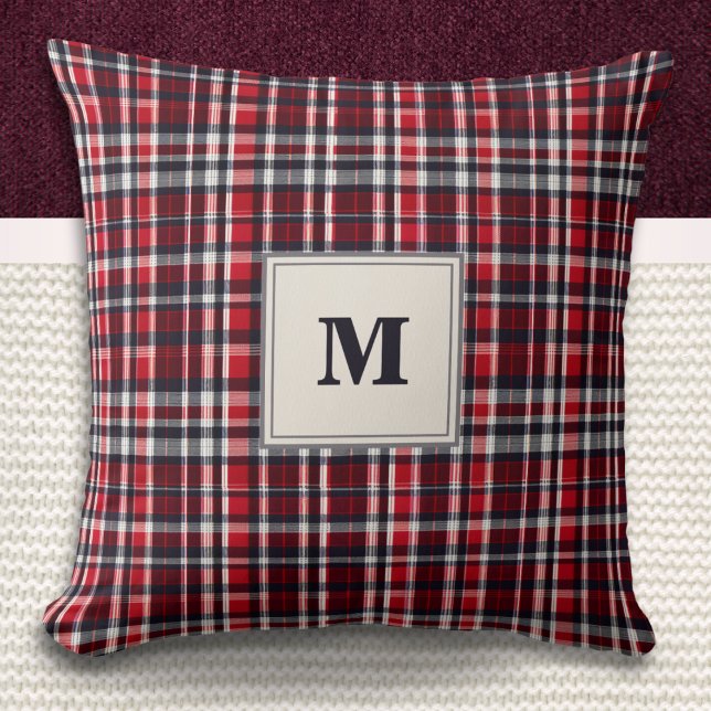Elegant Tartan Check Patroon Stijlvol Monogrammed Kussen (A stylish monogrammed throw pillow with red, charcoal and cream tartan pattern)