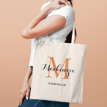 Elegant Terracotta Custom Wedding Bridesmaid Name Tote Bag<br><div class="desc">De elegante canvas tas van de douanebruiloft kenmerkt een gepersonaliseerd monogram typografie ontwerp met de moderne naam van het kalligrafische manuscript en het initiaal van het serif monogram in terracotta donkere oranje en zwarte kleuren. Omvat douanetekst voor een bruidspartijtitel zoals "BRIDESMAID"of andere aangewezen formulering.</div>