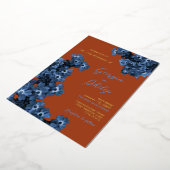 Elegant Terracotta & Dusty Blue Flowers Wedding Folie Uitnodiging (Gedraaid)