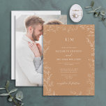 Elegant Terracotta Leaf Photo Monogram Weddenschap Kaart<br><div class="desc">Zeg 'ik doe' tegen je perfecte huwelijksuitnodiging. Introductie van de elegante terracotta minimum leaf foto monogram bruiloft Uitnodiging-online exclusief en één van onze meest waardevolle design. Deze moderne manier om klassieke elegantie aan te nemen is zeker om een verklaring af te leggen die je gasten niet snel zullen vergeten. De...</div>