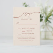 Elegant Terracotta Modern Script Bruiloft RSVP Informatiekaartje (Staand voorkant)