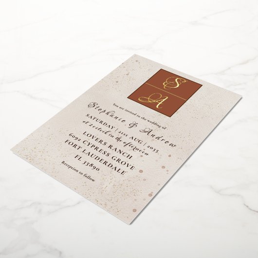 Elegant Terracotta & Real Gold Monogram Weddending Folie Uitnodiging (Gedraaid)