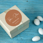 Elegant Terracotta Wedding Bedankt Ronde Sticker<br><div class="desc">Druk uw dankbaarheid in stijl uit met de Elegante Terracotta Wedding Thank You Classic Ronde Sticker. Tegen een verfijnde terracotta achtergrond, de strakke witte woorden creëer een eenvoudig en tijdloos ontwerp. Sluit uw waardering af met een sticker die een elegante touch toevoegt aan uw oprechte dank-je. Voeg een vleugje elegantie...</div>