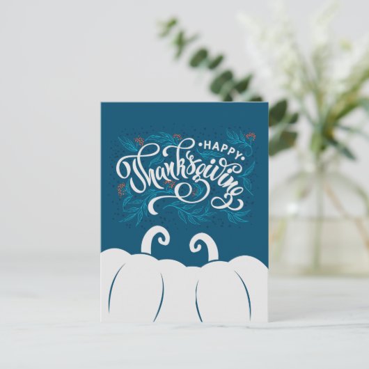 Elegant Text Happy Thanksgiving met Cute Pumpkin Uitnodiging Briefkaart (Staand voorkant)