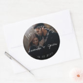 Elegant Text Overlay Foto Weddenschap Liefde & Bed Ronde Sticker (Envelop)