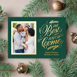 Elegant the Best is nog steeds Foto Green Gold Folie Feestdagenkaart<br><div class="desc">Dit klassieke fotokaartontwerp kenmerkt een klassieke evergreen achtergrond,  de groet "het beste is nog te komen" en jouw tekst in opgeheven gouden folie,  met één verticale foto. De verhoogde folie op deze kaart schijnt echt en voegt die extra speciale aanraking aan uw vakantiekaarten toe!</div>