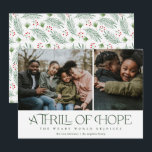 Elegant Thrill of Hope Two Photo Green Kerstmis Feestdagenkaart<br><div class="desc">Deze mooie vakantie met twee fotokaarten bevat een fragment uit het lied "Oh Heilige Nacht" - "Een opwinding van hoop; de rijke wereld is blij." Wat een grote herinnering dat Christus onze hoop is, en we kunnen blij zijn als we zijn geboorte vieren. De rug bevat een patroon van de...</div>