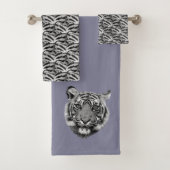 Elegant Tiger Face over Roman Silver Grey Bad Handdoek (Insitu)