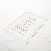 Elegant Traditional Monogram Gold Engagement Party Folie Uitnodiging (Gedraaid)