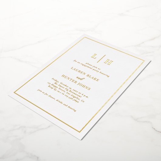 Elegant Traditional Monogram Gold Engagement Party Folie Uitnodiging (Gedraaid)