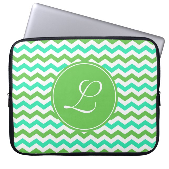 elegant, trendy green chevron zigzag monogram laptop sleeve (Voorkant)