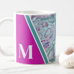 Elegant trendy monogram Initiaal Koffiemok<br><div class="desc">Girly Elegant Blauwgroen Fuchsia Agaat Monogram Initiaal Koffie Mok. Kristallen en geodes blijven een favoriete trend! Deze print is voorzien van en tot dichtbij afbeelding van een levendige turkoois en paarse (magenta) geodstone,  compleet met kleine kristallen. Voeg je initiaal toe om het je eigen te maken.</div>
