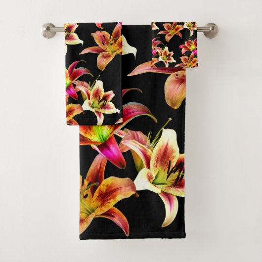 Elegant Trio van Geel Roze Daylilies Floral Bad Handdoek (Insitu)