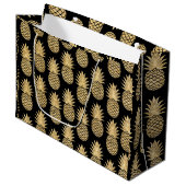 Elegant Tropical Black en Gold Pineapple Pattern Groot Cadeauzakje (Voorkant Gekanteld)