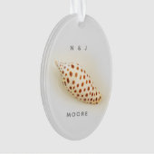 Elegant Tropical Junonia Beach Shell Initiaal Name Ornament (voorkant)
