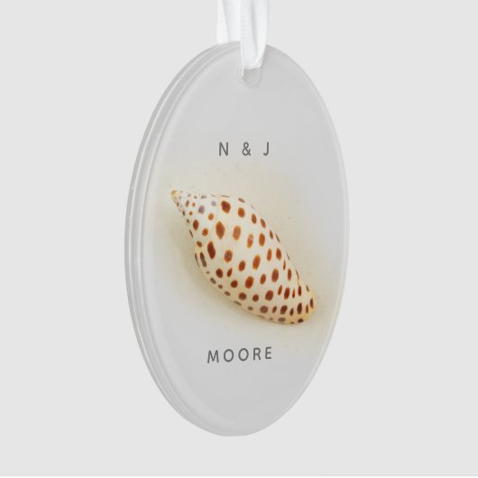 Elegant Tropical Junonia Beach Shell Initiaal Name Ornament (voorkant)