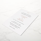 Elegant Trouwen met Courtney Monogram Folie Uitnodiging (Gedraaid)