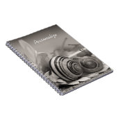 Elegant tuinslakken op Gerbera Daisy met naam Notitieboek (Rechterzijde)