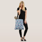 Elegant turquoise and blue flowers tote bag (Op model)