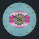 Elegant Turquoise & Pink Art Deco Wall Clock Grote Klok<br><div class="desc">wandklok gemaakt op een turkooise damask achtergrond. Een elegante grafische voorstelling van gouden bedden staat voor de getallen, rond de rand, en een mooie turquoise en roze Art Deco-achtige ovaal versiert het midden van de klok. Pas aan om tekst toe te voegen. Een mooie klok voor elke kamer van het...</div>