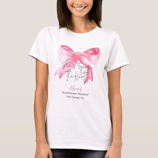 Elegant Tying the Knot Pink Bow Bachelorette Party T-shirt (Voorkant)