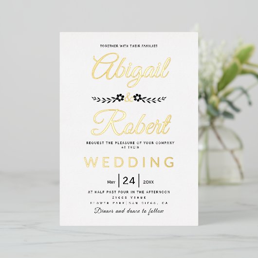 Elegant typografie en bloemen bruiloft goud folie uitnodiging (Staand Voorkant)
