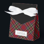 Elegant Vakantie Red Tartan Gift Bedankdoosjes<br><div class="desc">Deze charmante geschenkdoos,  met een klassiek rood geplakt tartan-patroon,  is perfect voor Kerstmis of voor elke gelegenheid. De voorkant heeft een label met de tekst "Handmade with love by" en jouw naam. Deze doos is ideaal voor kleine geschenken,  gunsten of zelfgemaakte traktaties.</div>
